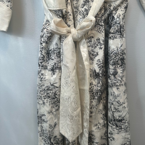 Victoria's Secret Cream and Black Floral Robe - Picture 10 of 12